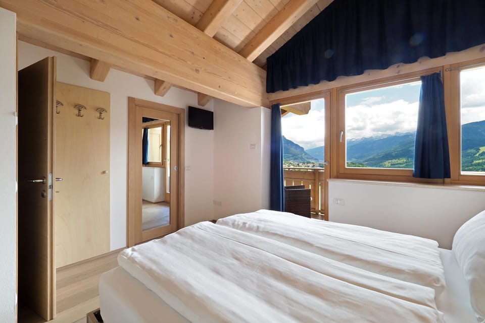 Bedroom, Mountain view