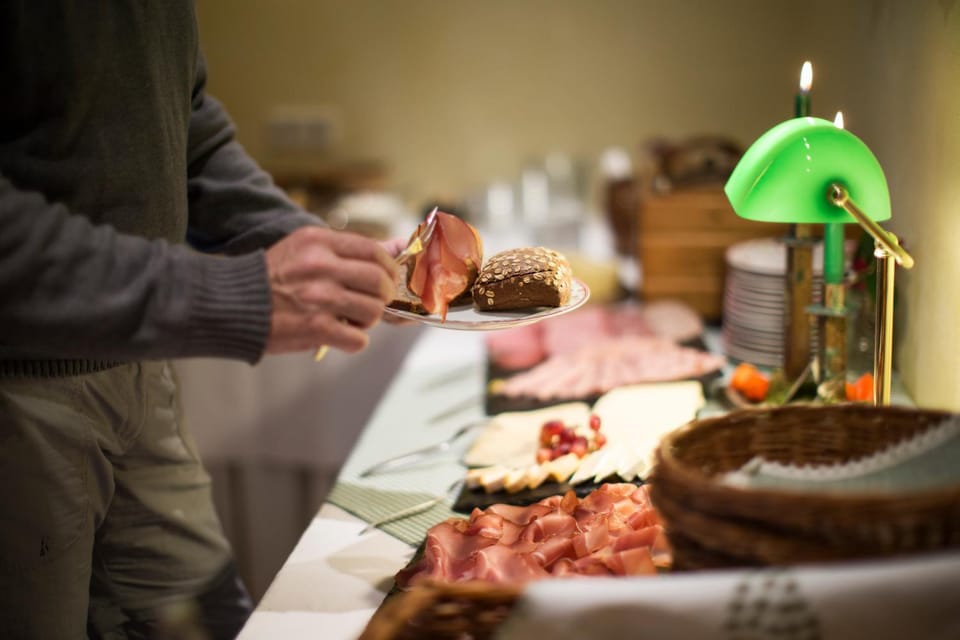 Restaurant/places to eat, Food and drinks, Breakfast, Buffet breakfast