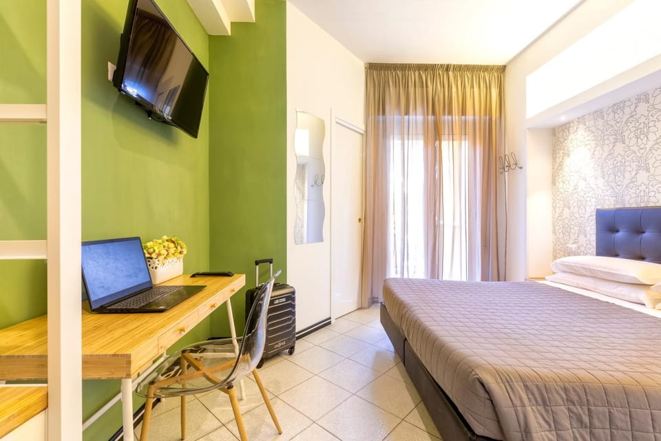 TV and multimedia, Photo of the whole room, Bedroom