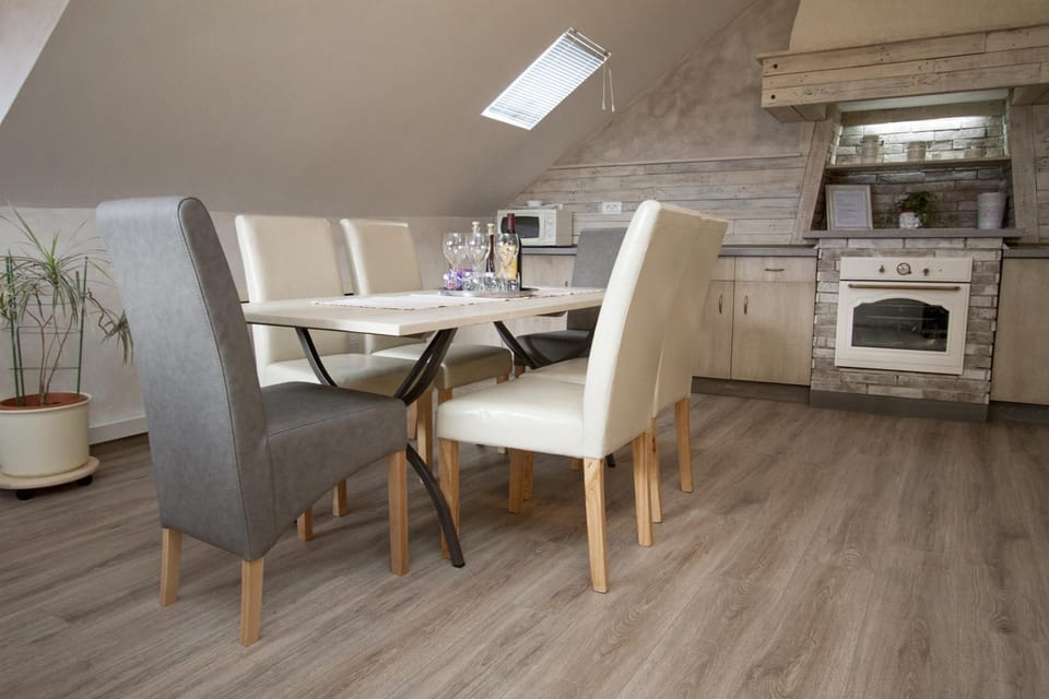 Kitchen or kitchenette, Dining area