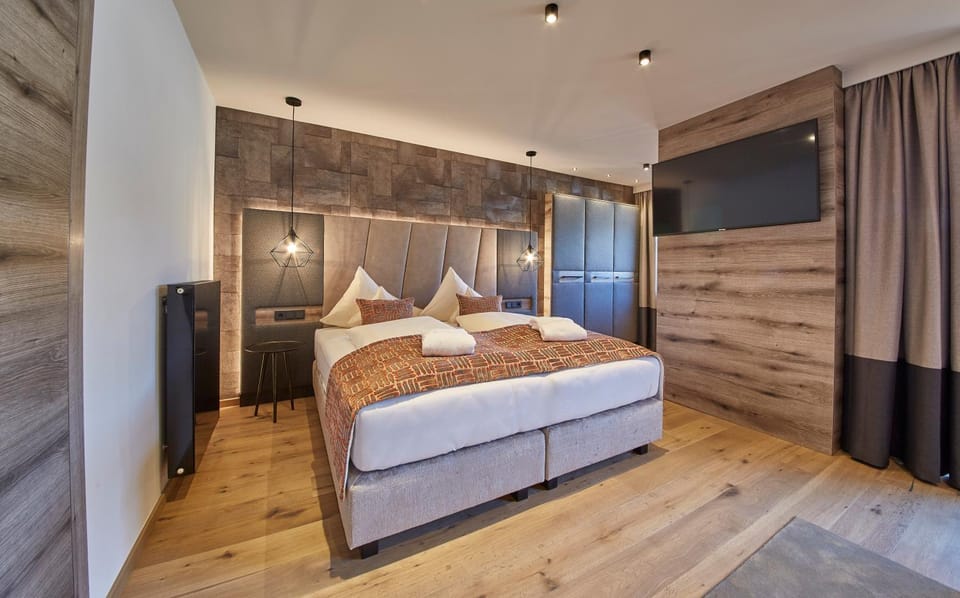 Bed, TV and multimedia, Photo of the whole room, Bedroom, wardrobe