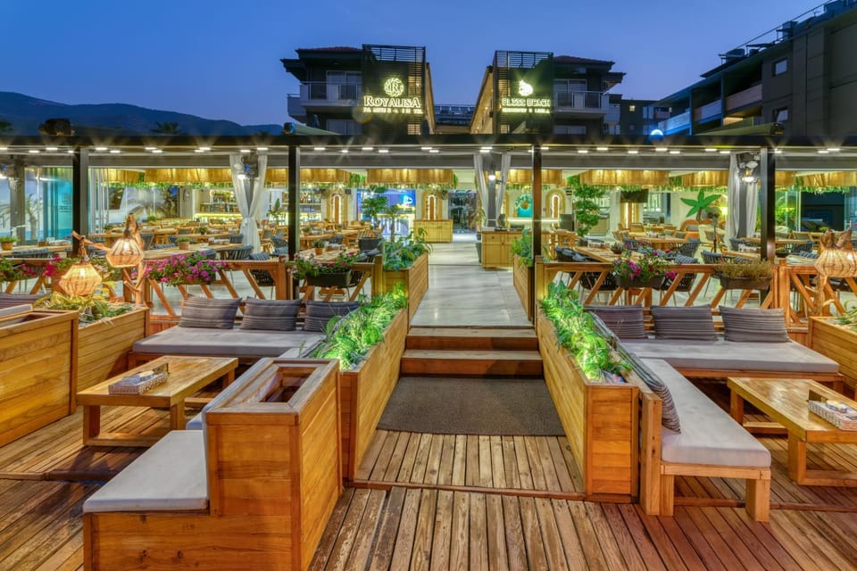 Property building, Restaurant/places to eat, Night, Banquet/Function facilities