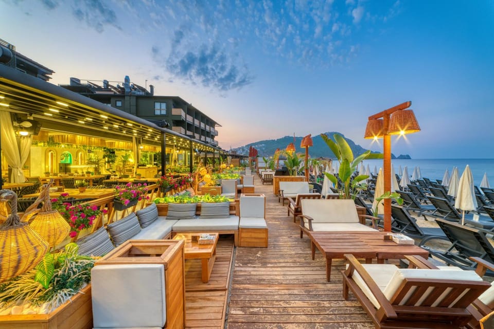 Restaurant/places to eat, Natural landscape, Banquet/Function facilities, Seating area, Sea view, sunbed