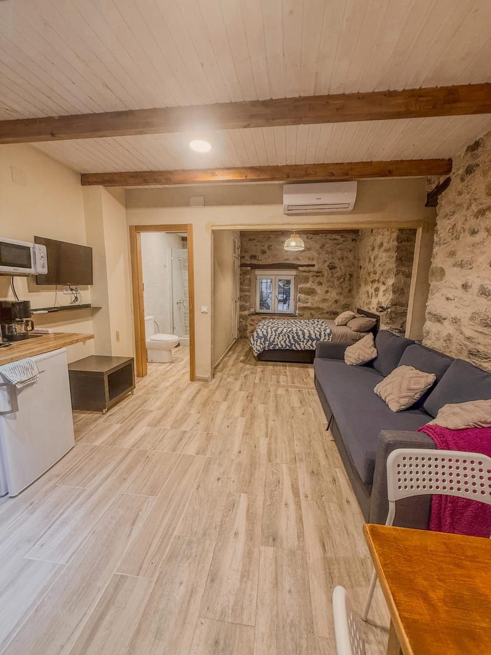 Bed, Seating area, Dining area, pet friendly