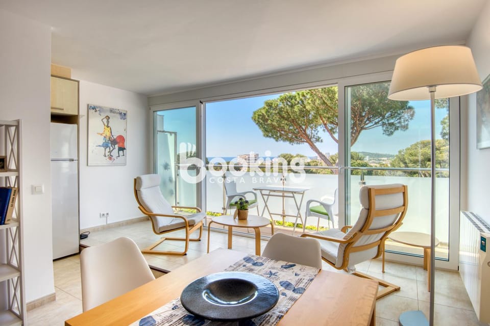 View (from property/room), Balcony/Terrace, Living room, Seating area, Dining area, Sea view
