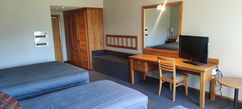 Bed, TV and multimedia, Bedroom