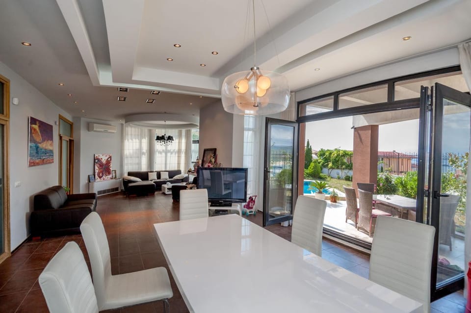 Patio, Garden, Coffee/tea facilities, Living room, Dining area, Beach, Pool view, Sea view