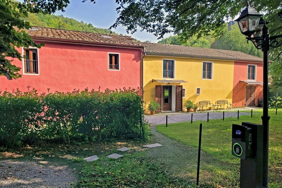 Property building, Facade/entrance, Garden, Parking