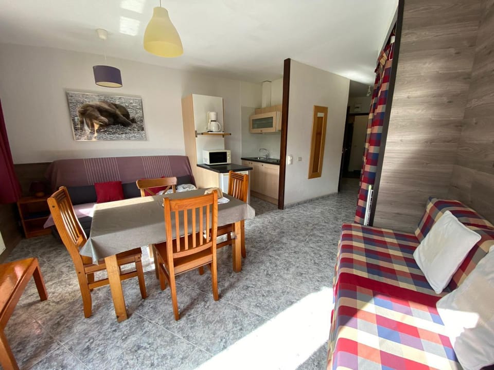 Bed, Seating area, Dining area