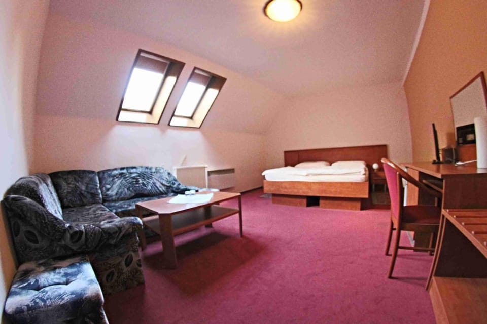 Photo of the whole room, Seating area
