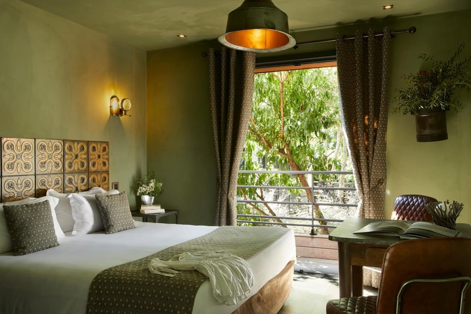 Photo of the whole room, Garden view