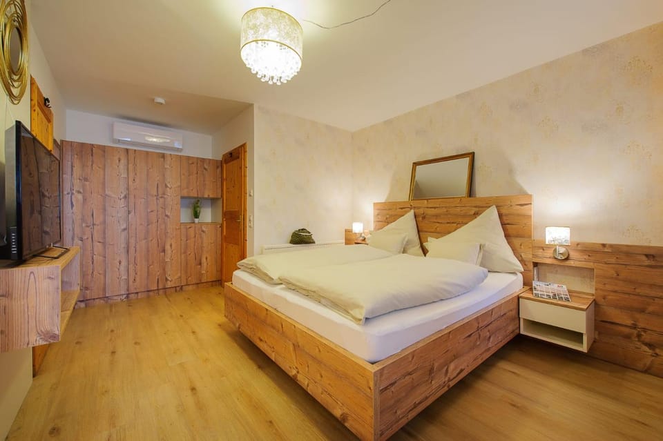 Bedroom, wardrobe