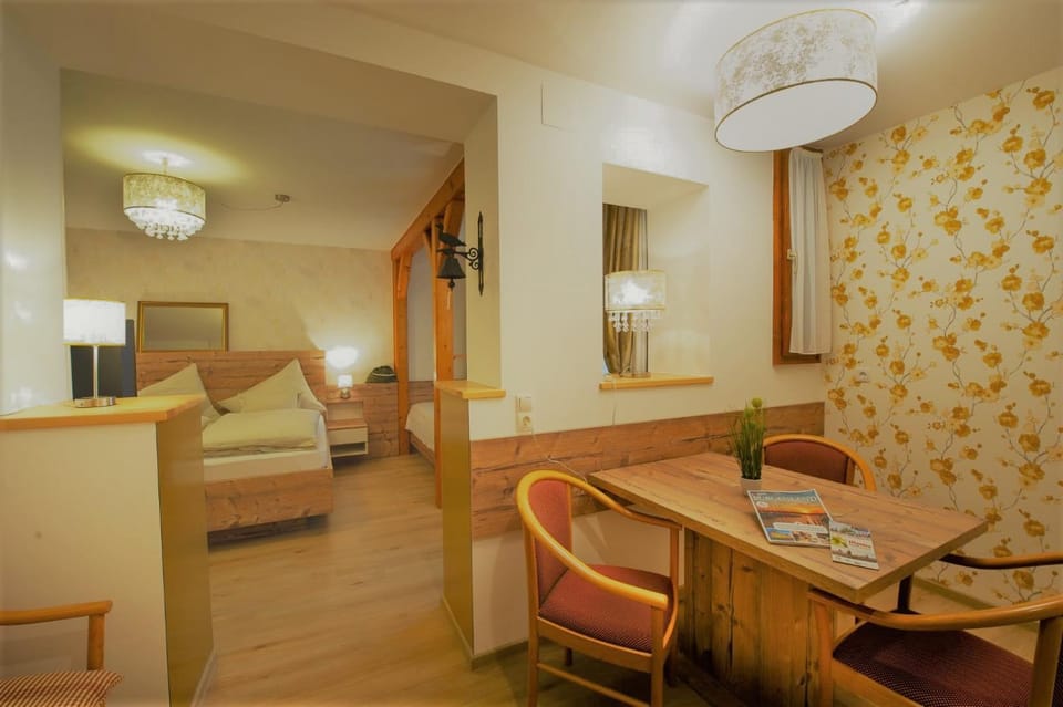 Photo of the whole room, Dining area