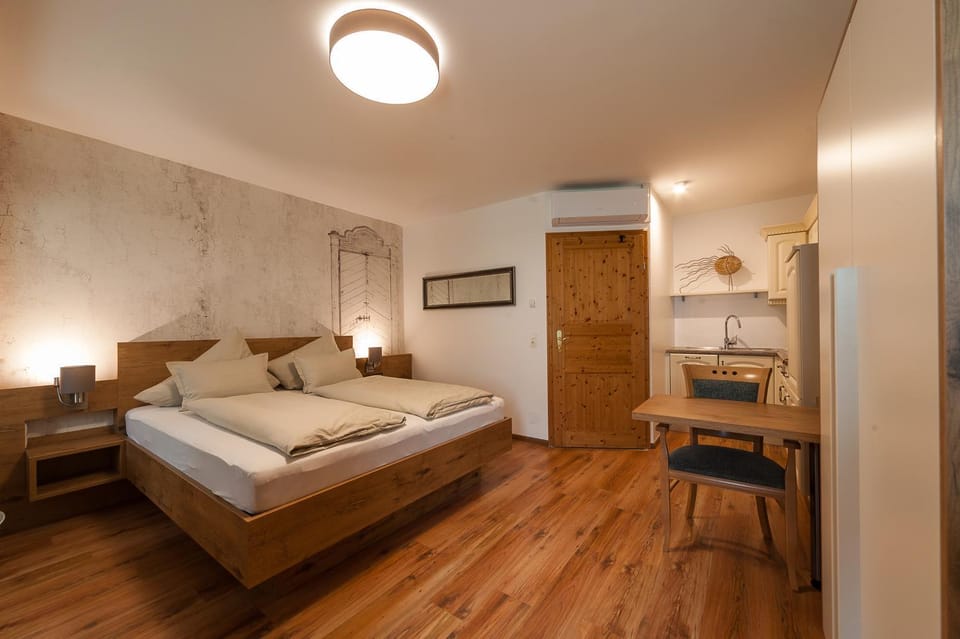Bed, Photo of the whole room, Seating area, Bedroom