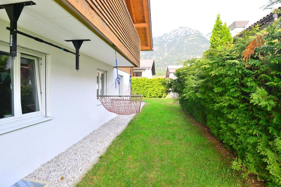 Property building, Spring, Day, Natural landscape, Garden, Garden view