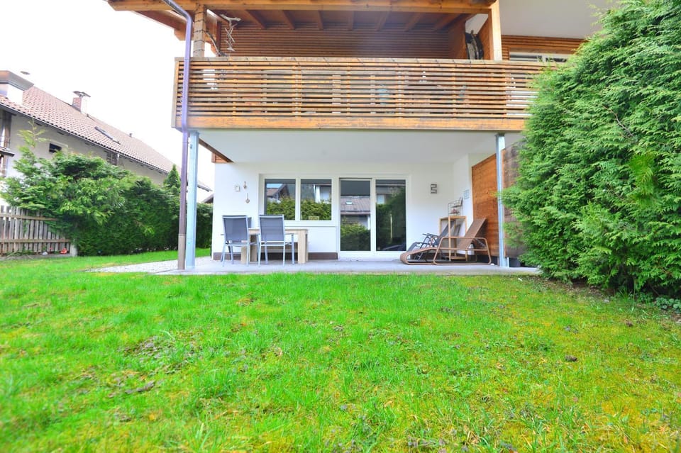 Property building, Patio, Spring, Day, Natural landscape, Garden, Balcony/Terrace, Garden view, sunbed
