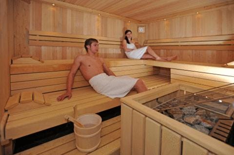 Sauna, Guests