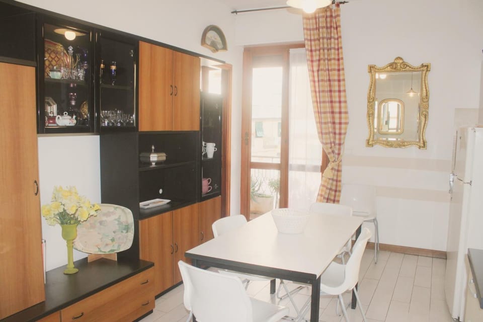 Kitchen or kitchenette, Living room, Dining area, oven