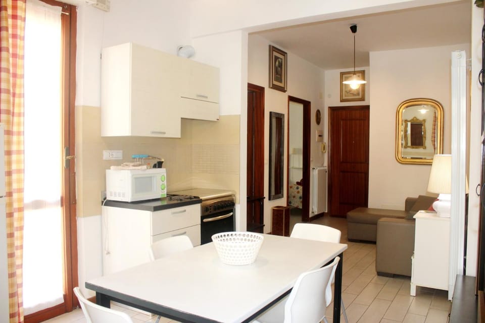 Kitchen or kitchenette, Living room, Seating area, Dining area, oven