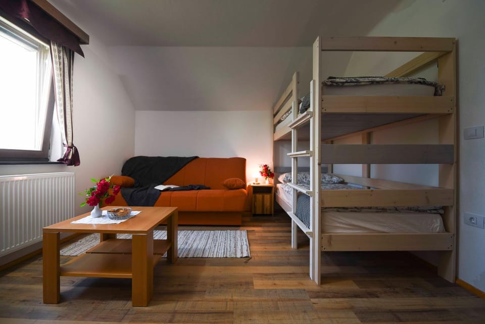 Bed, Living room, Photo of the whole room, Seating area