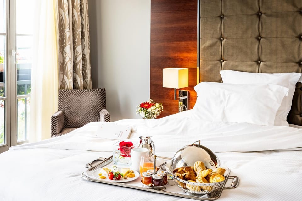 Bedroom, Continental breakfast