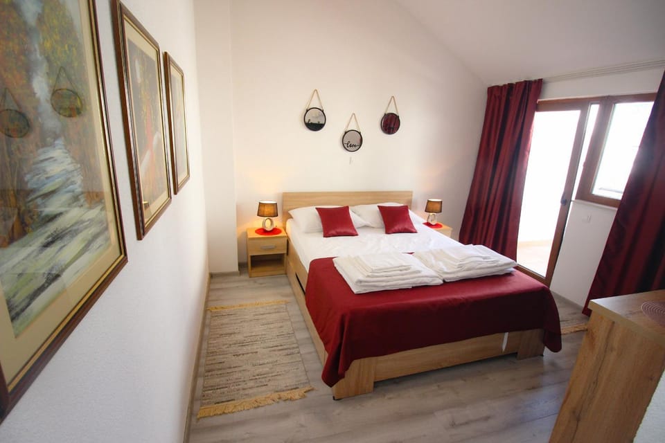 Bed, Photo of the whole room, Bedroom, towels