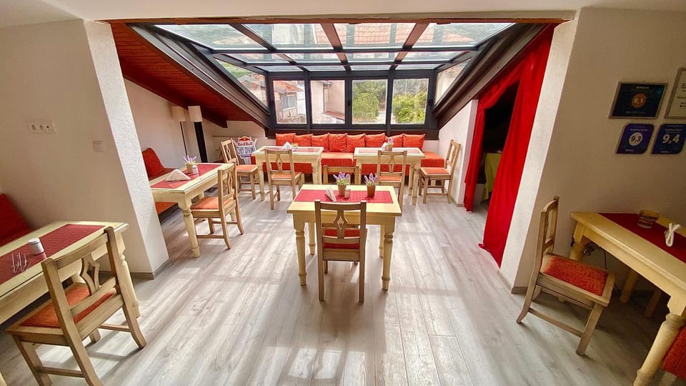 Restaurant/places to eat, Dining area, Breakfast