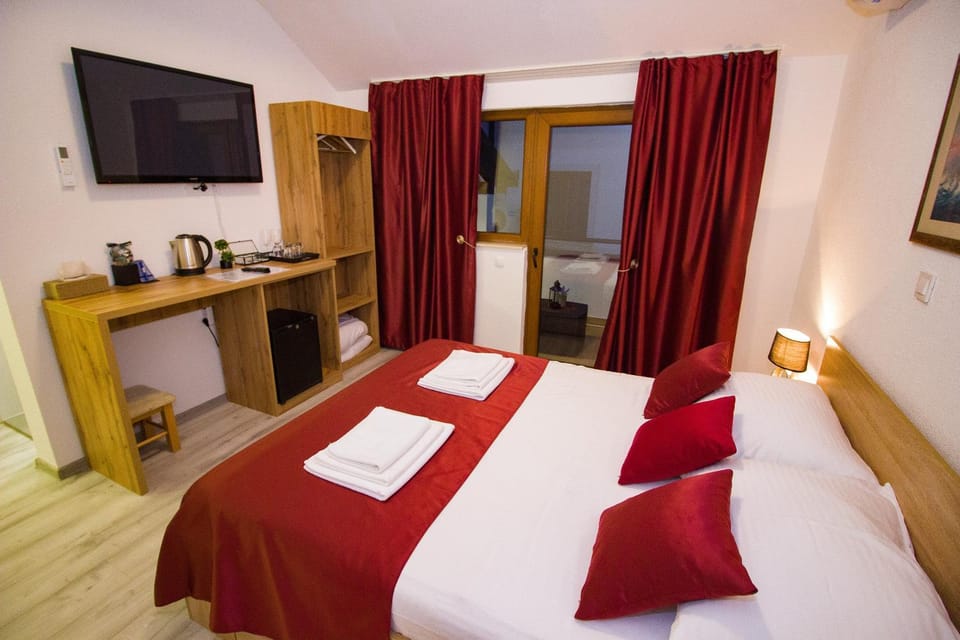 Bed, TV and multimedia, Photo of the whole room, Bedroom, hair dresser