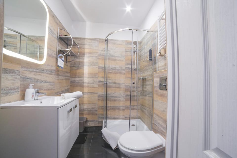 Shower, Toilet
