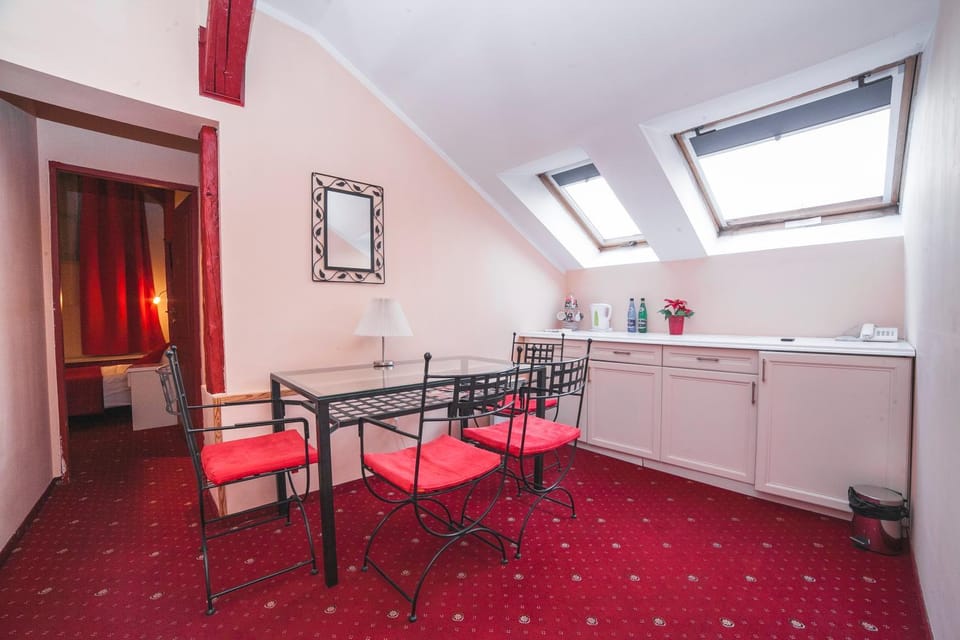Kitchen or kitchenette, Living room, Seating area, Dining area