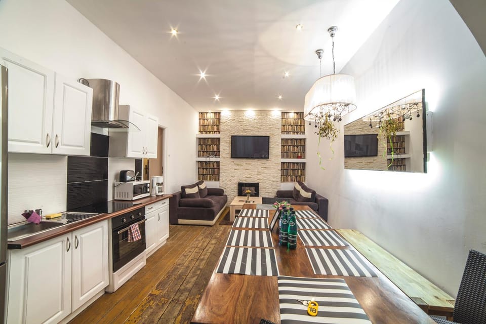 Communal lounge/ TV room, TV and multimedia, Kitchen or kitchenette, Living room, Seating area, Dining area, minibar, pet friendly