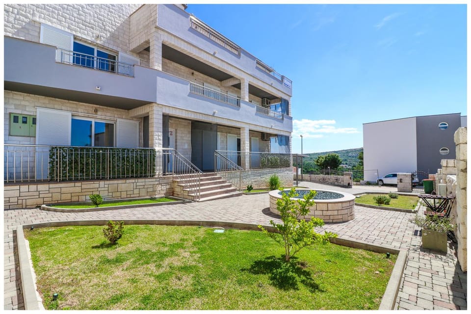 Property building, Day, Garden, Garden view