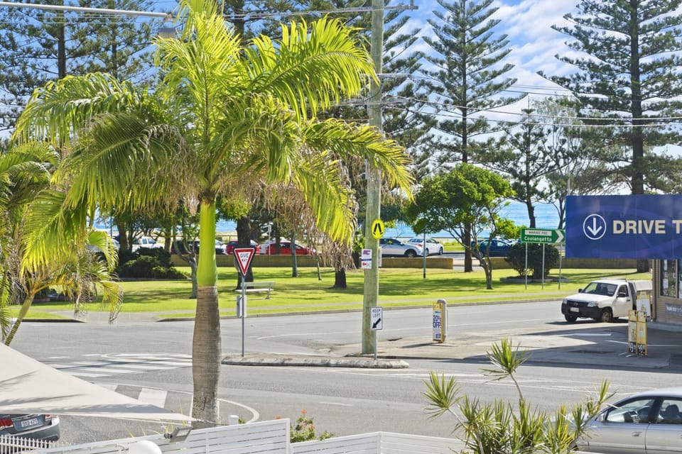 Sea view, Street view