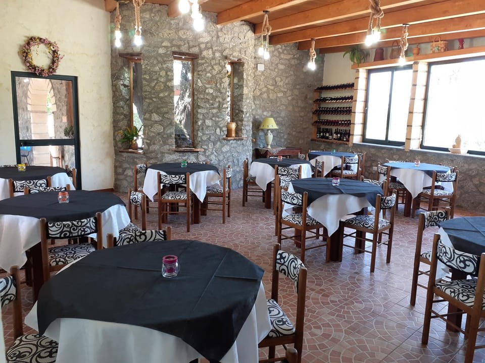 Restaurant/places to eat, Banquet/Function facilities