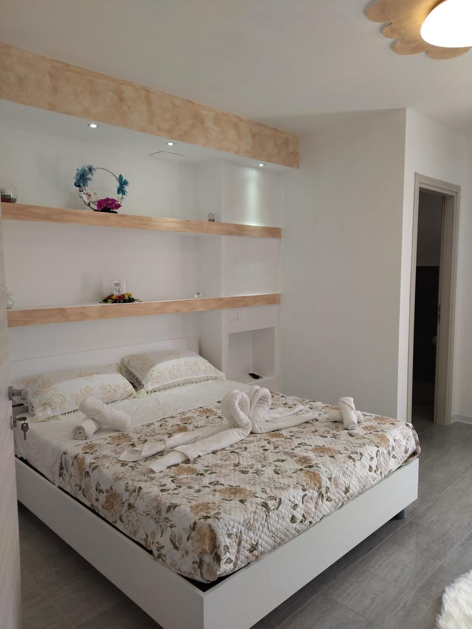 Bed, Photo of the whole room, Decorative detail, Bedroom