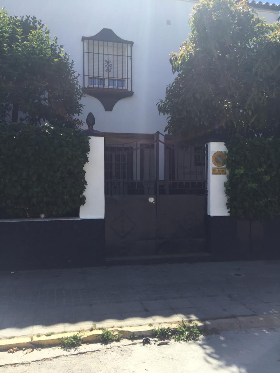 Facade/entrance, Neighbourhood