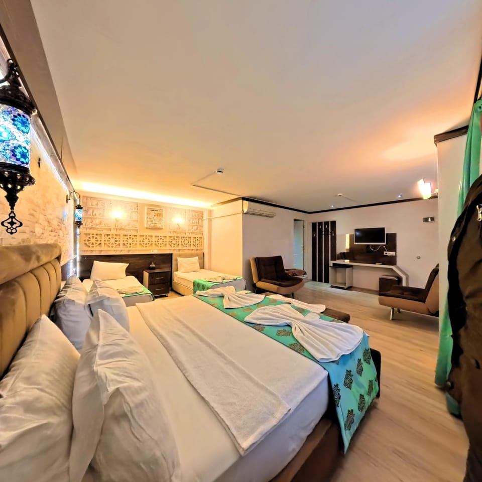 Bed, TV and multimedia, Seating area, Bedroom, towels