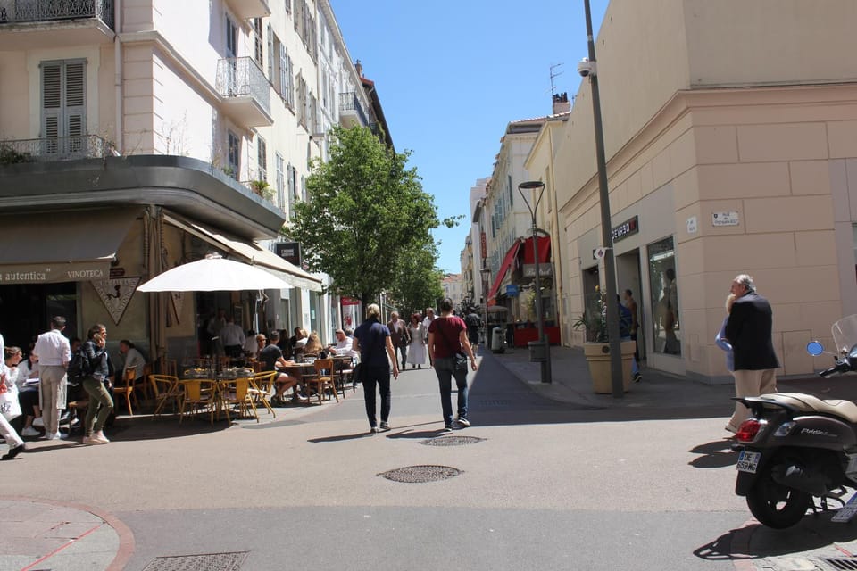 Restaurant/places to eat, Neighbourhood, Shopping Area