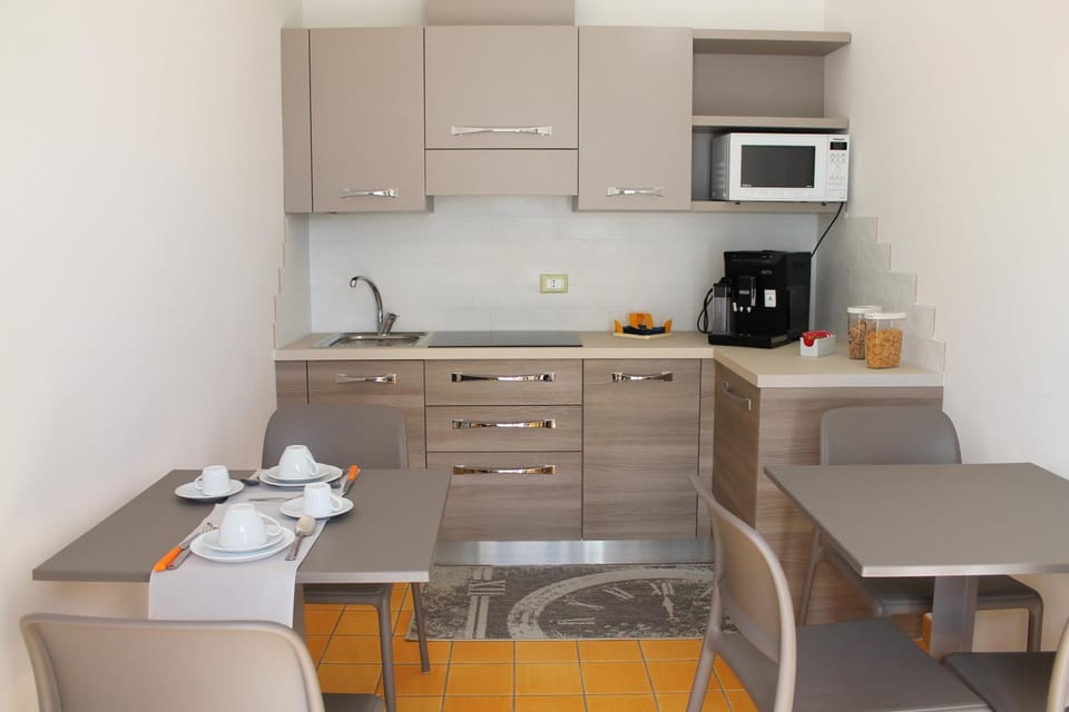 Coffee/tea facilities, Kitchen or kitchenette, Dining area, Communal kitchen, stove