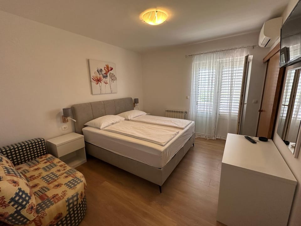 Bed, Day, Summer, Photo of the whole room, Bedroom, air conditioner
