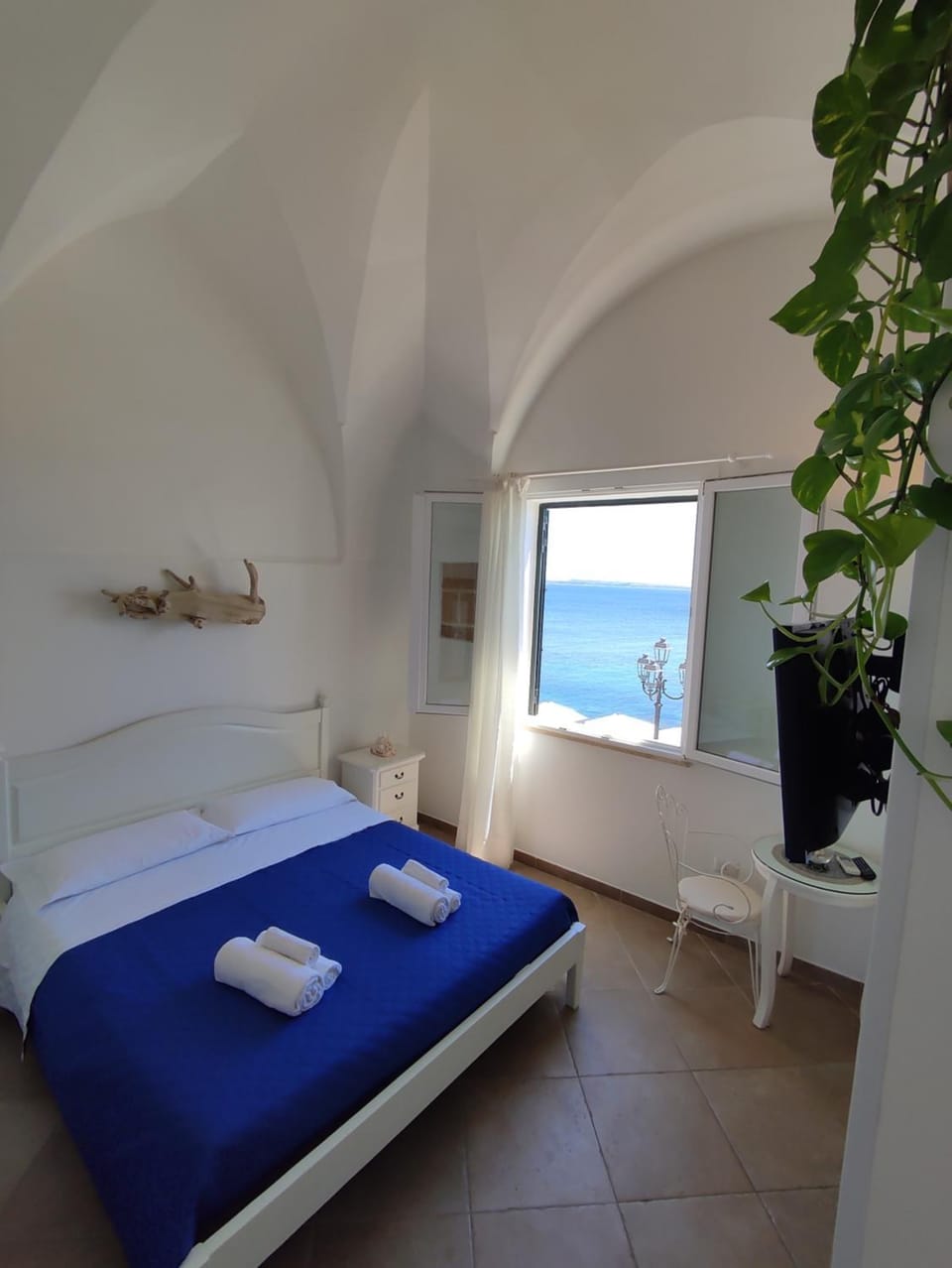 Bed, Natural landscape, Photo of the whole room, Bedroom, Sea view