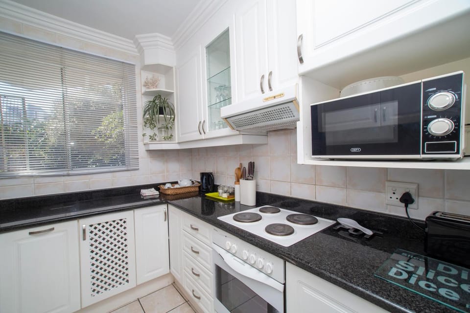 Kitchen or kitchenette, microwave, stove