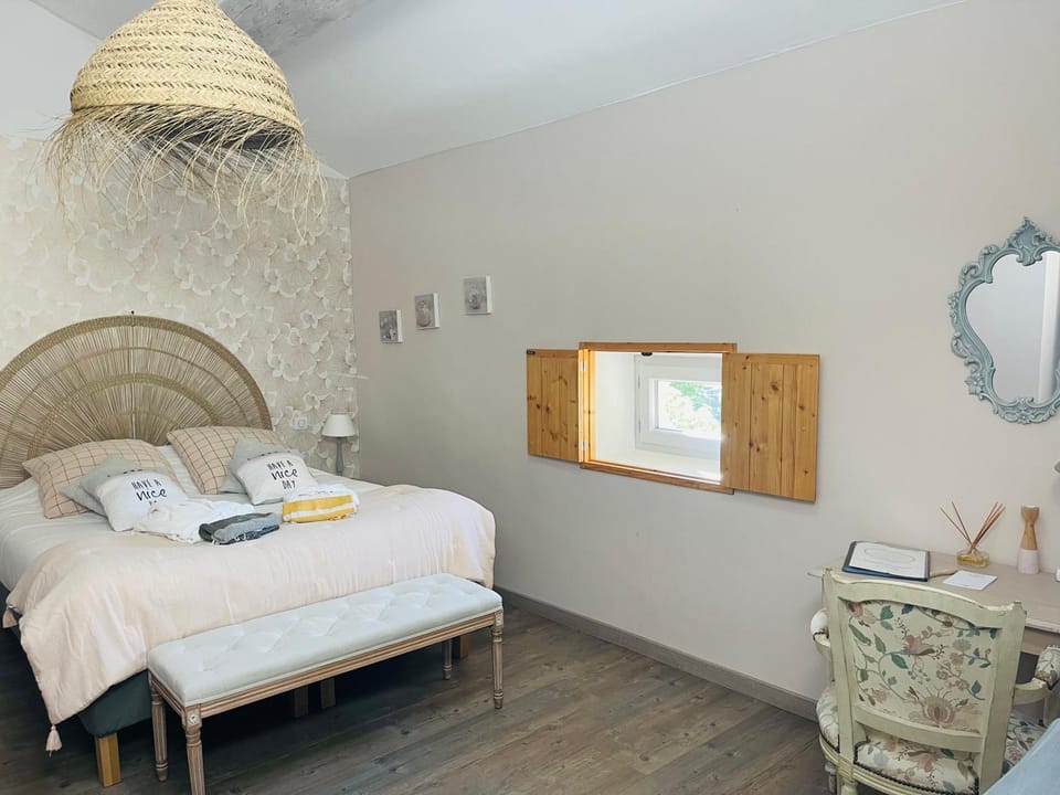 Photo of the whole room, Bedroom