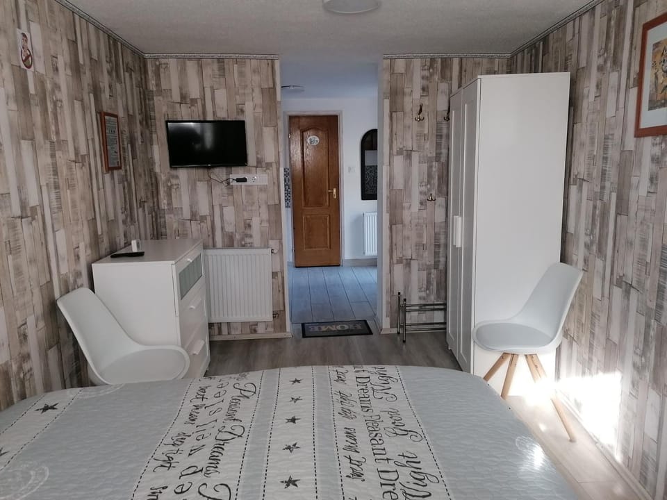 Bed, TV and multimedia, Bedroom, wardrobe