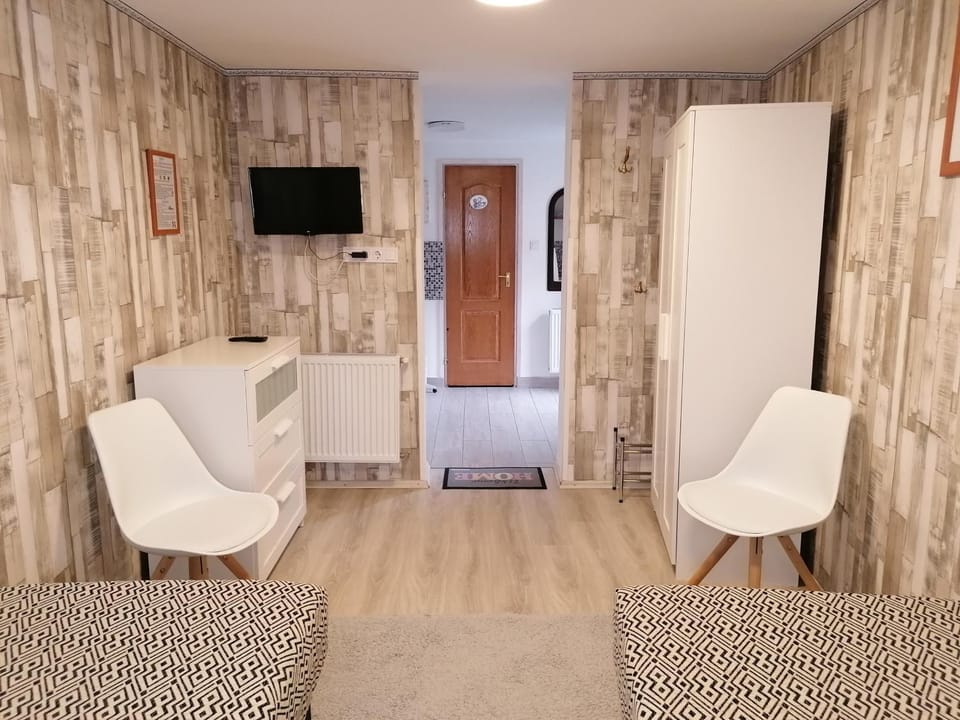 Shower, Communal lounge/ TV room, Bed, Garden, Garden, Coffee/tea facilities, Dining area, Bedroom, wardrobe