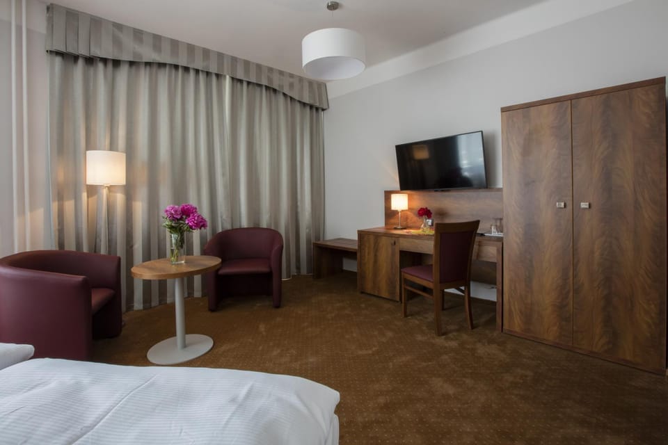 TV and multimedia, Seating area, Bedroom