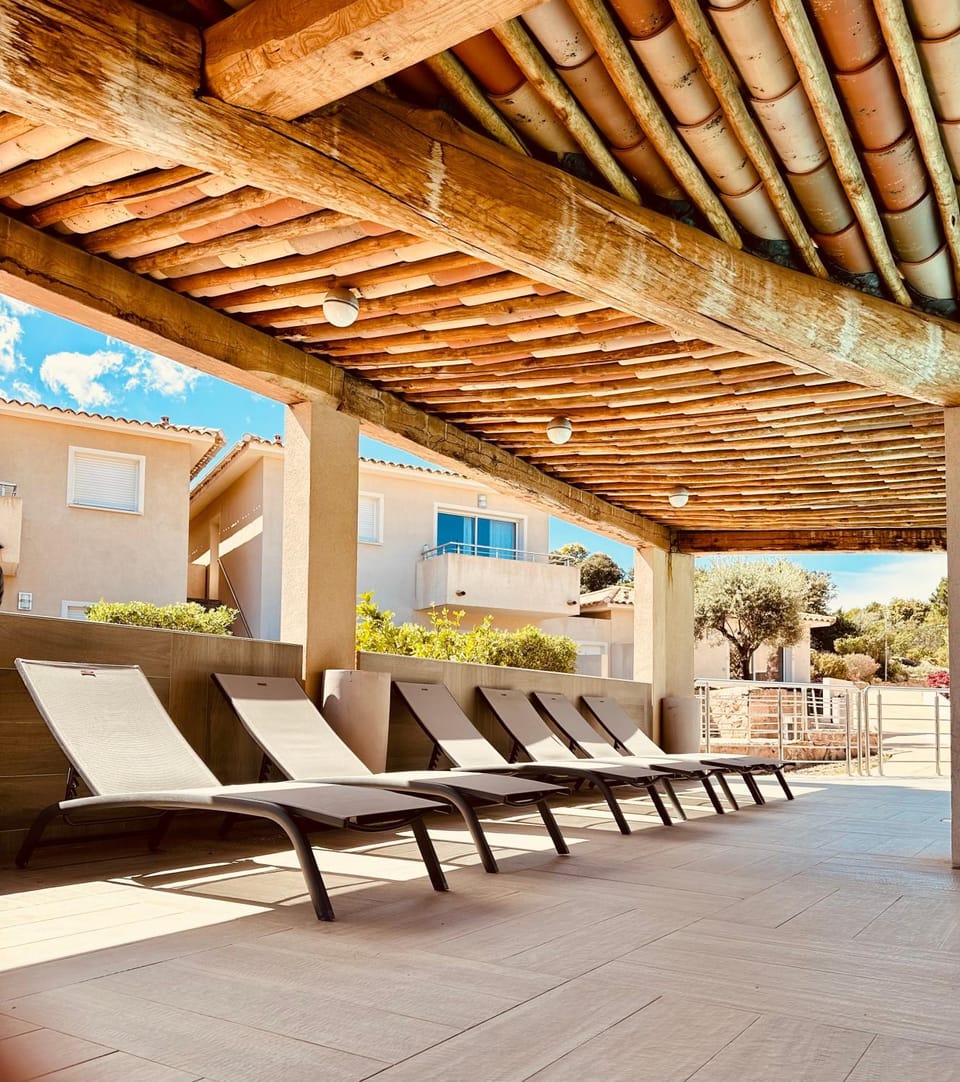 Day, Swimming pool, sunbed