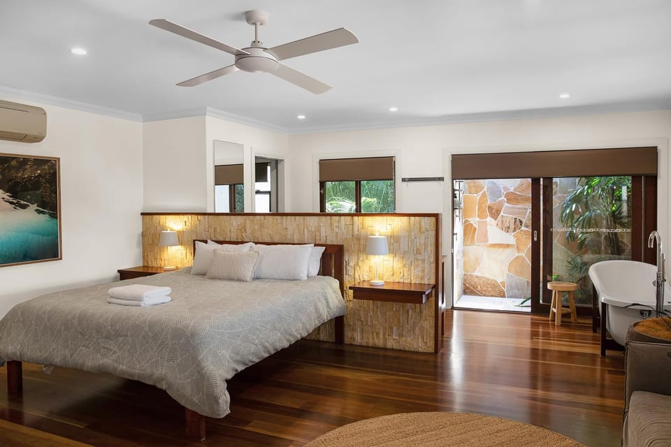 Shower, Bed, TV and multimedia, Photo of the whole room, Bedroom, Street view, Open Air Bath, Quiet street view, Bath, flat iron, hair dryier, minibar, air conditioner, air conditioner