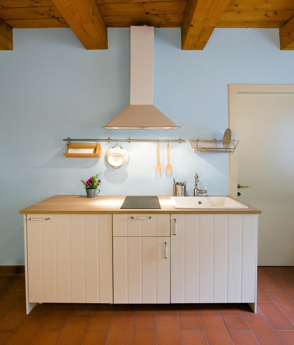 Bed, TV and multimedia, Coffee/tea facilities, Kitchen or kitchenette, Seating area, Dining area