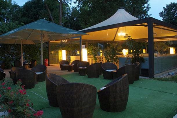 Restaurant/places to eat, Balcony/Terrace, Lounge or bar
